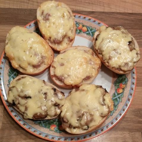 Brötchen Mett Champignons überbacken Teller Geburtstag