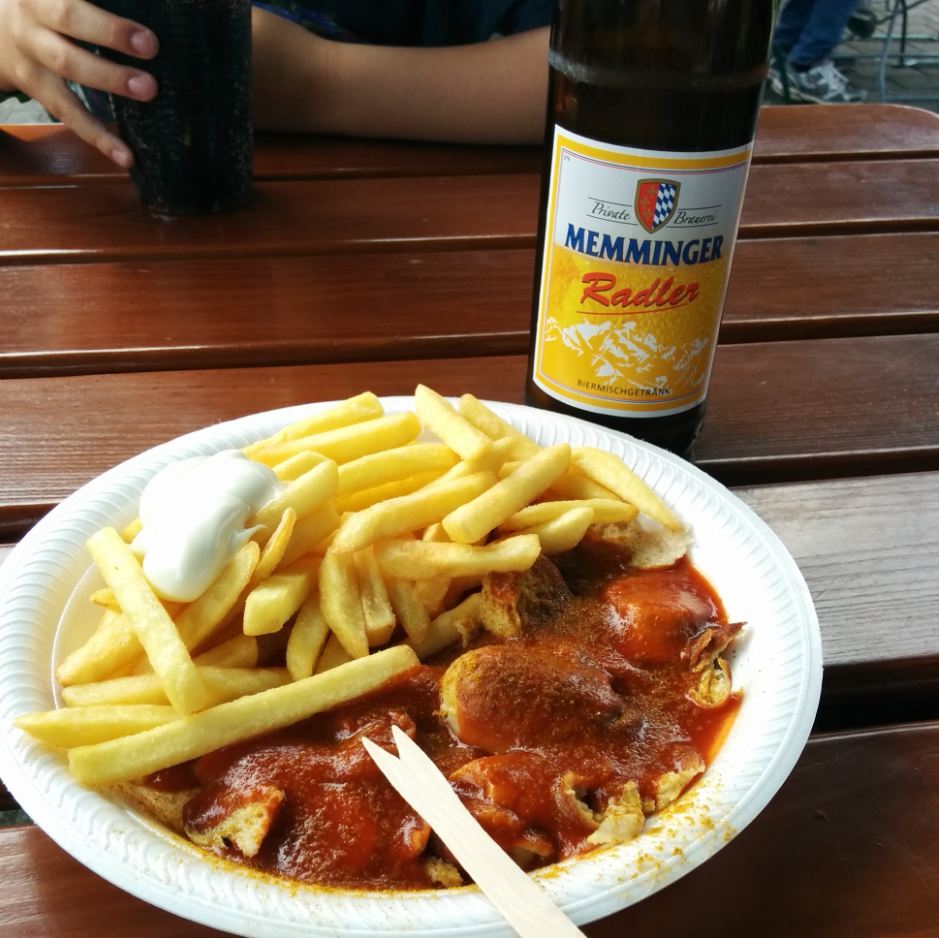 Tripsdrill Erlebnispark Mittagessen Imbiss Radler Bier Pommes Currywurst Heilbronner Land WanderSüden