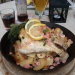 Fangfrische Flunderpfane frisch gebraten mit Shrimps und Bratkartoffeln Restaurant Zur Kajüte Sellin