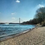 Rhein Düsseldorf Fleher Brücke Strand Neuss Frühling